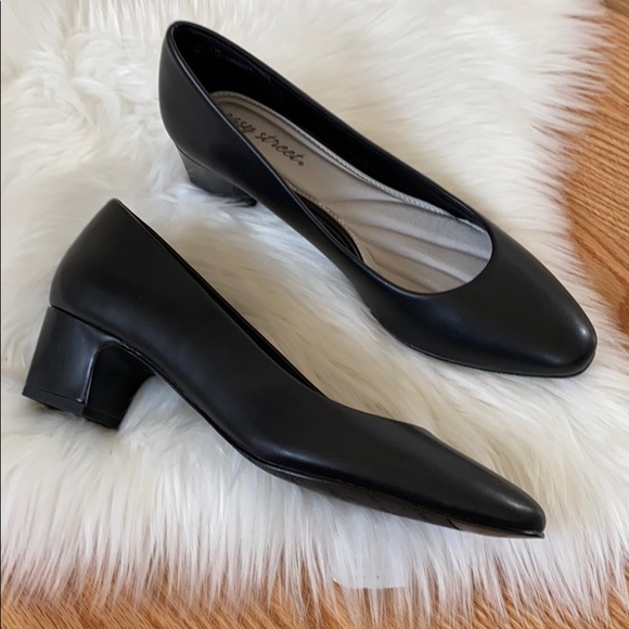 easy street Shoes - Easy Street

Prim Kitten Heel Pumps